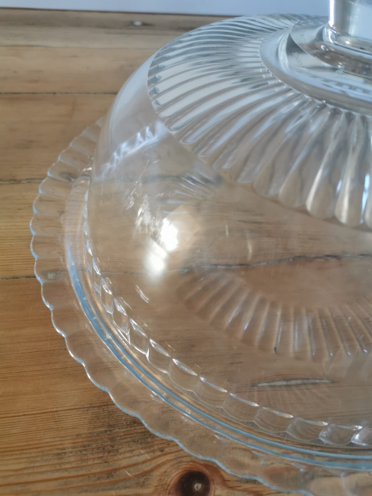 Glass arcopal cake dish with bell
