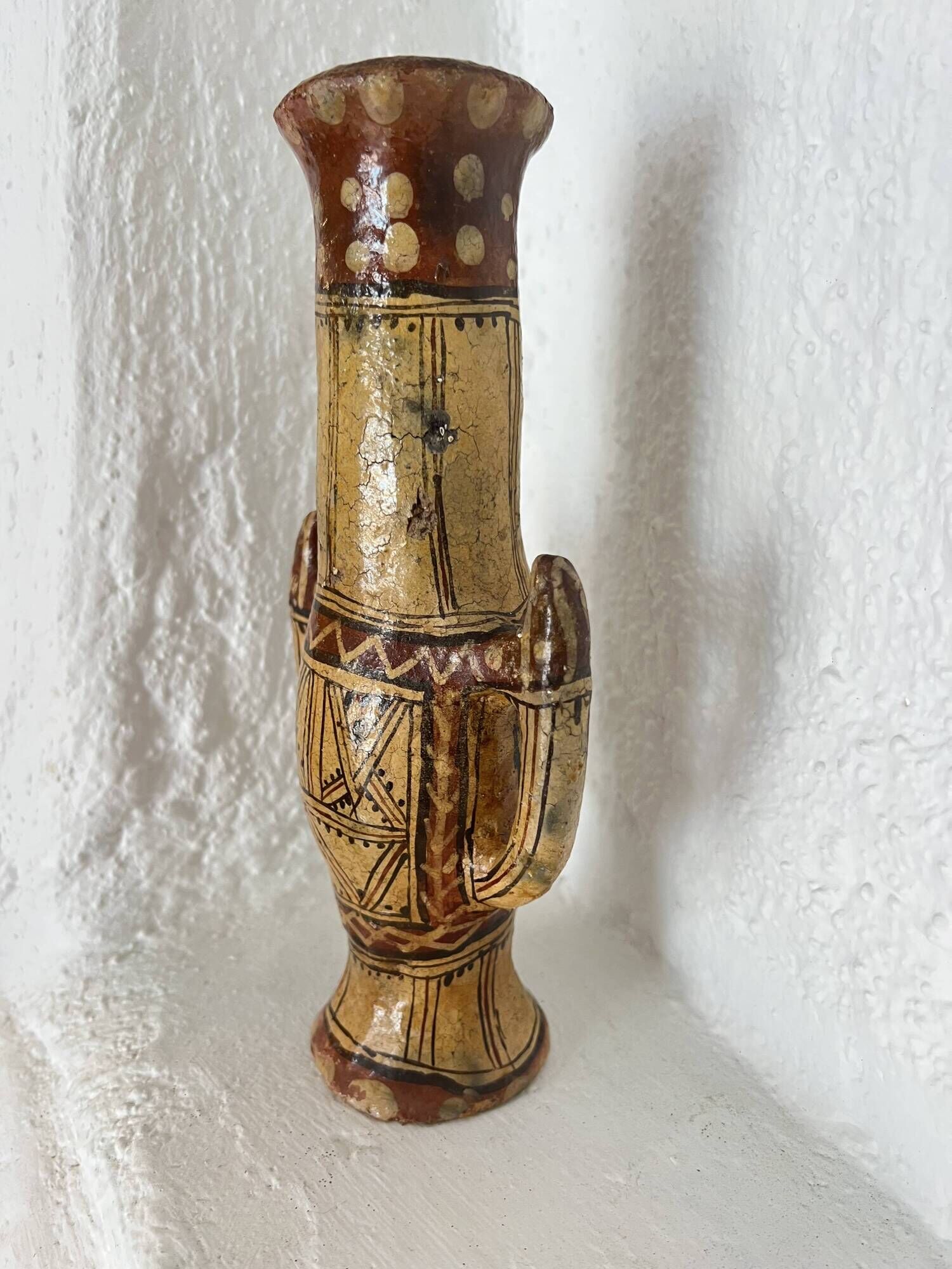 Ancien vase en poterie berbère traditionnelle kabyle