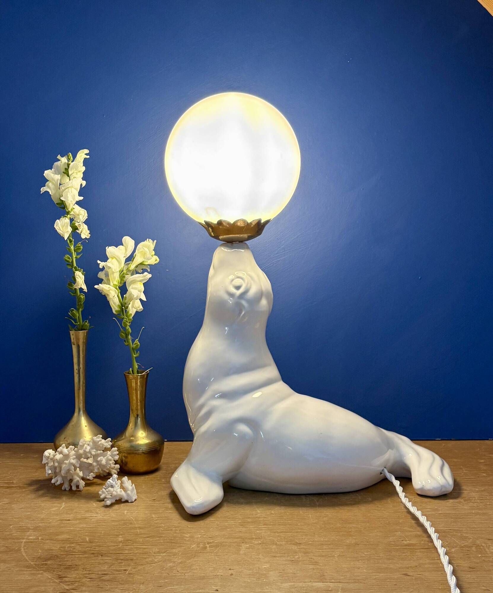 Vintage seal lamp in white ceramic and opaline.