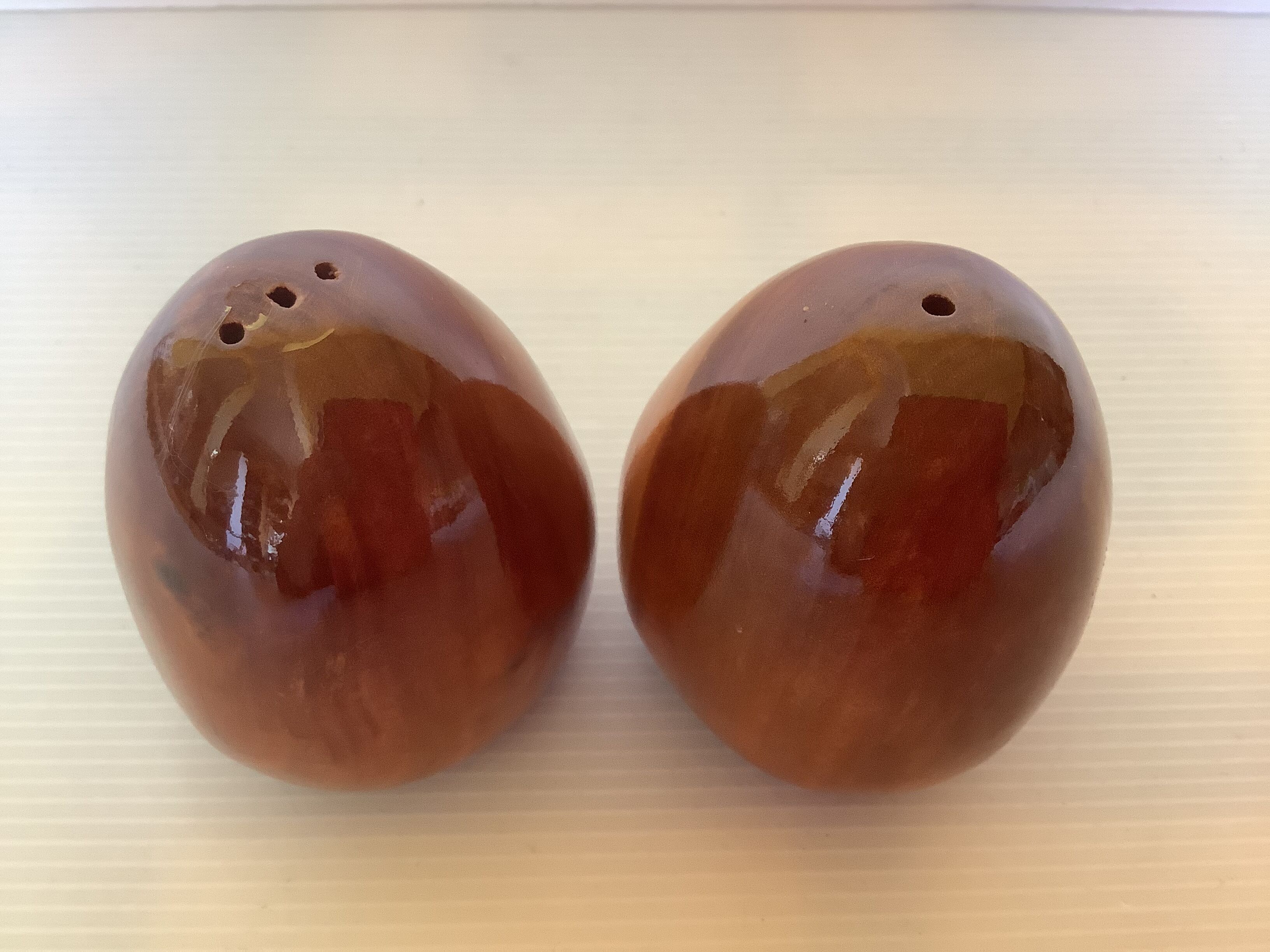 Salière et poivrier œufs en bois verni sel et poivre