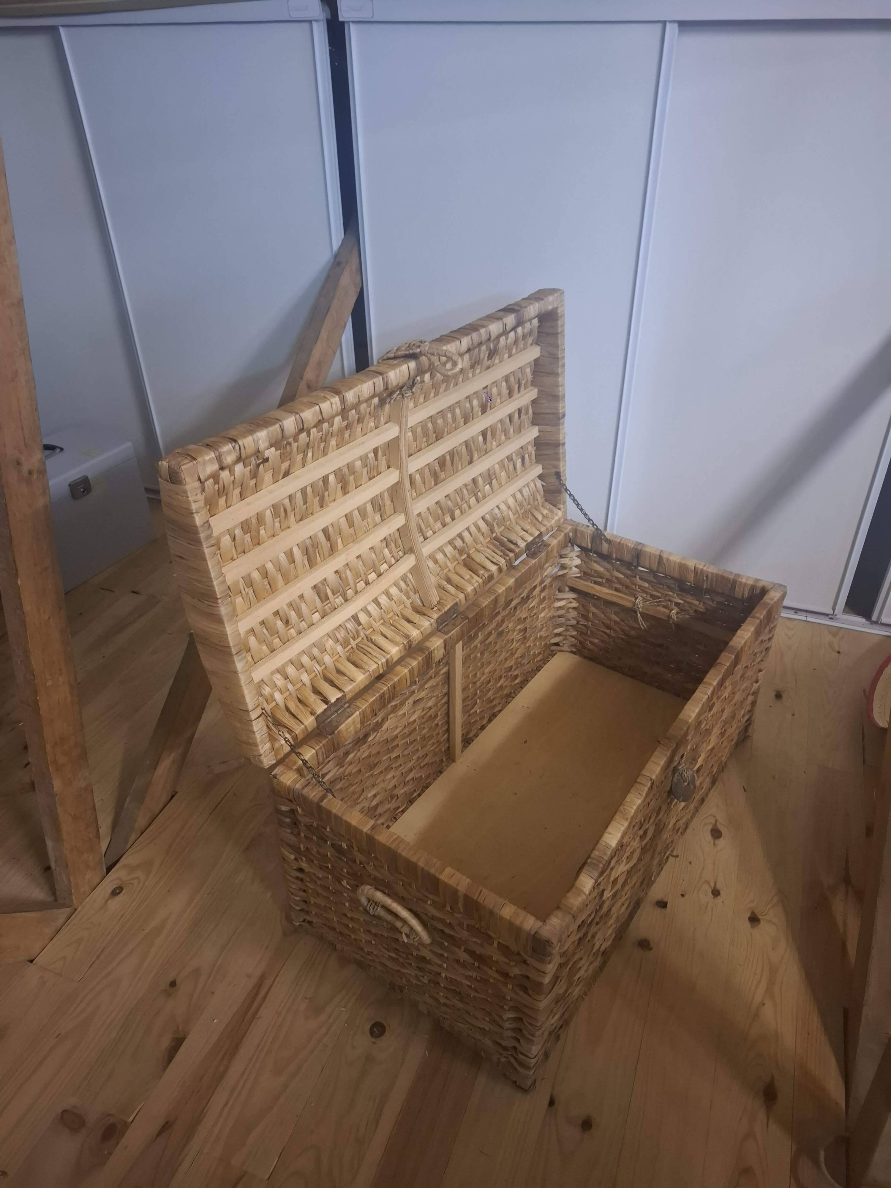 Wicker travel trunk