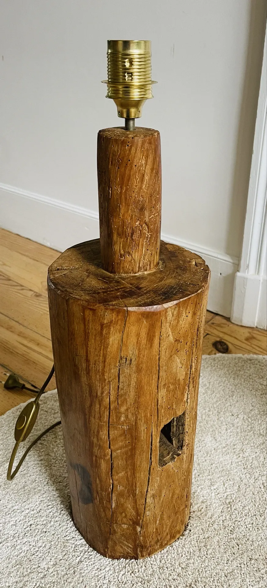 Lampe en bois brutaliste