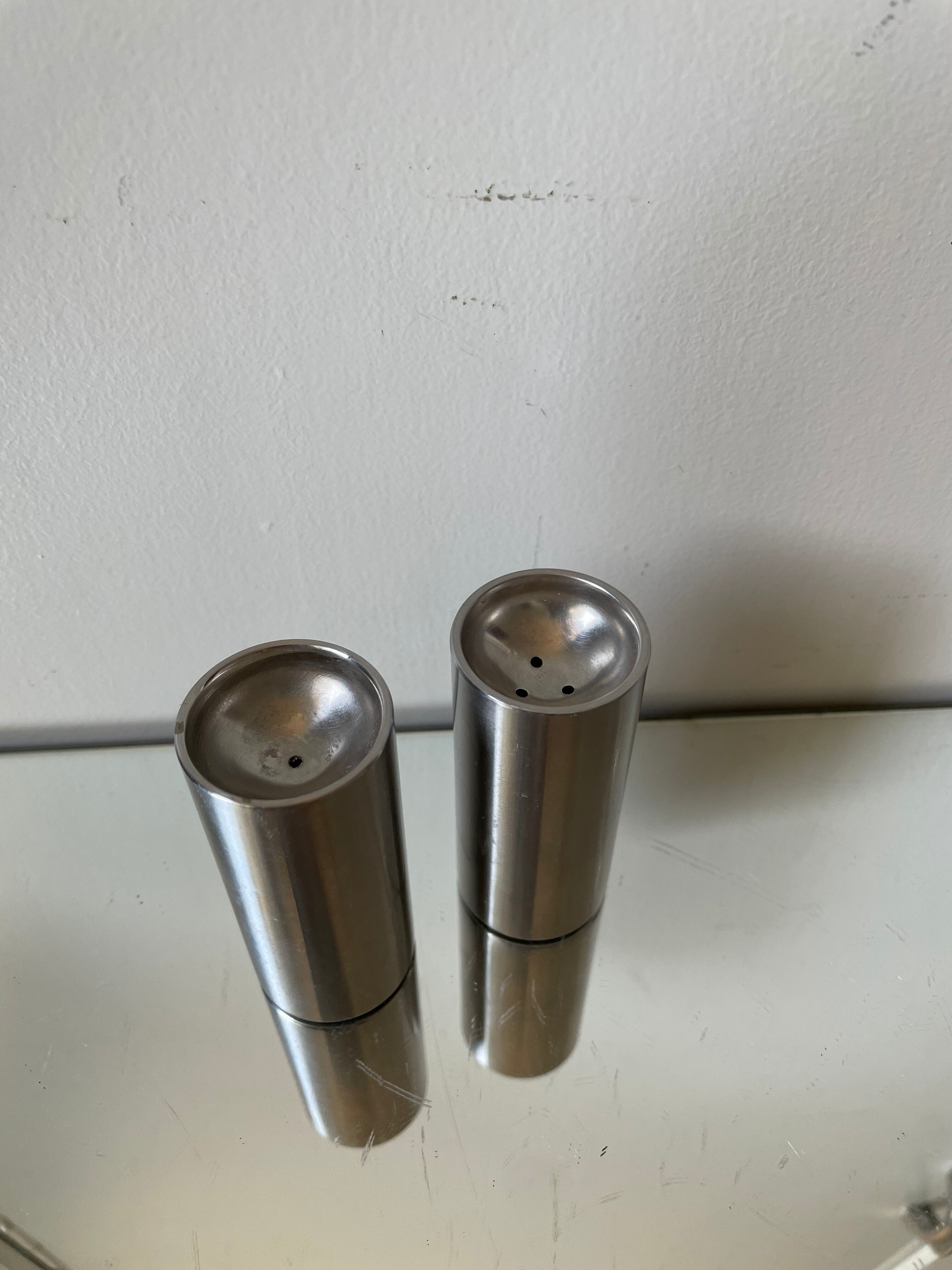 Salière et poivrier d'Arne Jacobsen pour Stelton