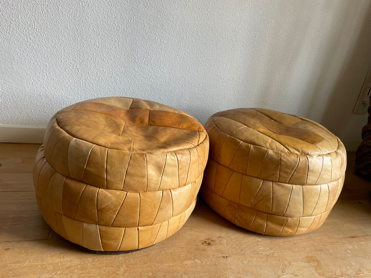 Set of 2 patchwork leather poufs brown camel De Sède