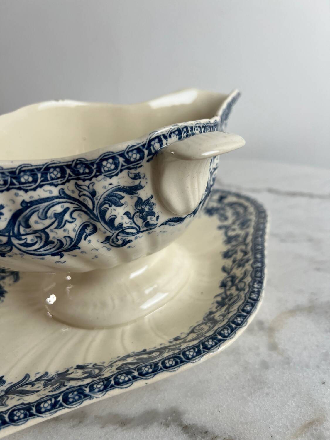 Gien sauce boat, garlands 1937, ironstone