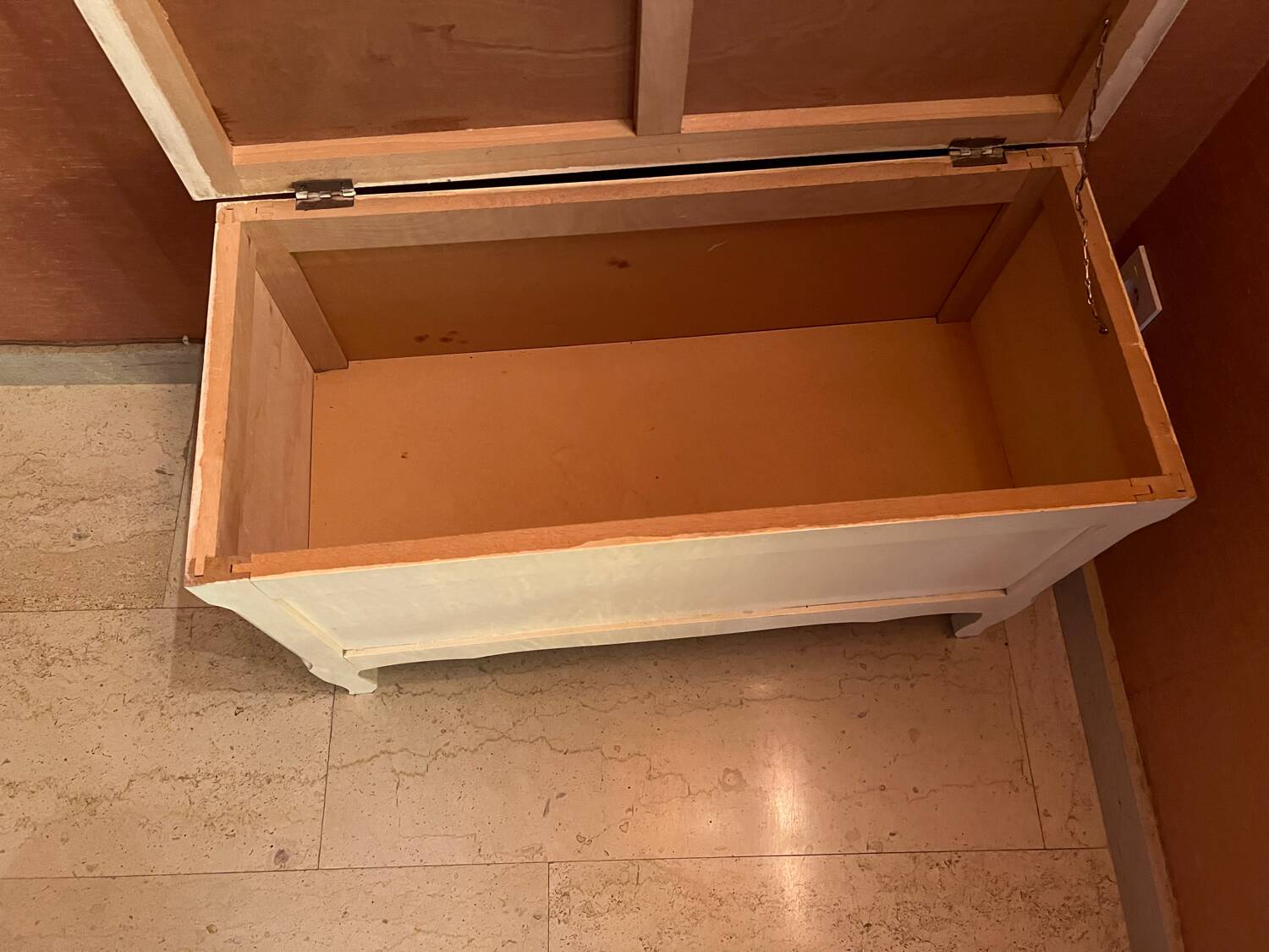 Coffre de rangement en bois blanc