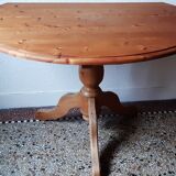 English-inspired extendable round table