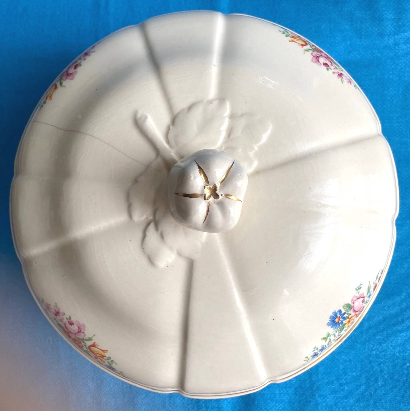 Soupière ancienne Badonviller – demi-porcelaine ivoire, fleurs et dorure