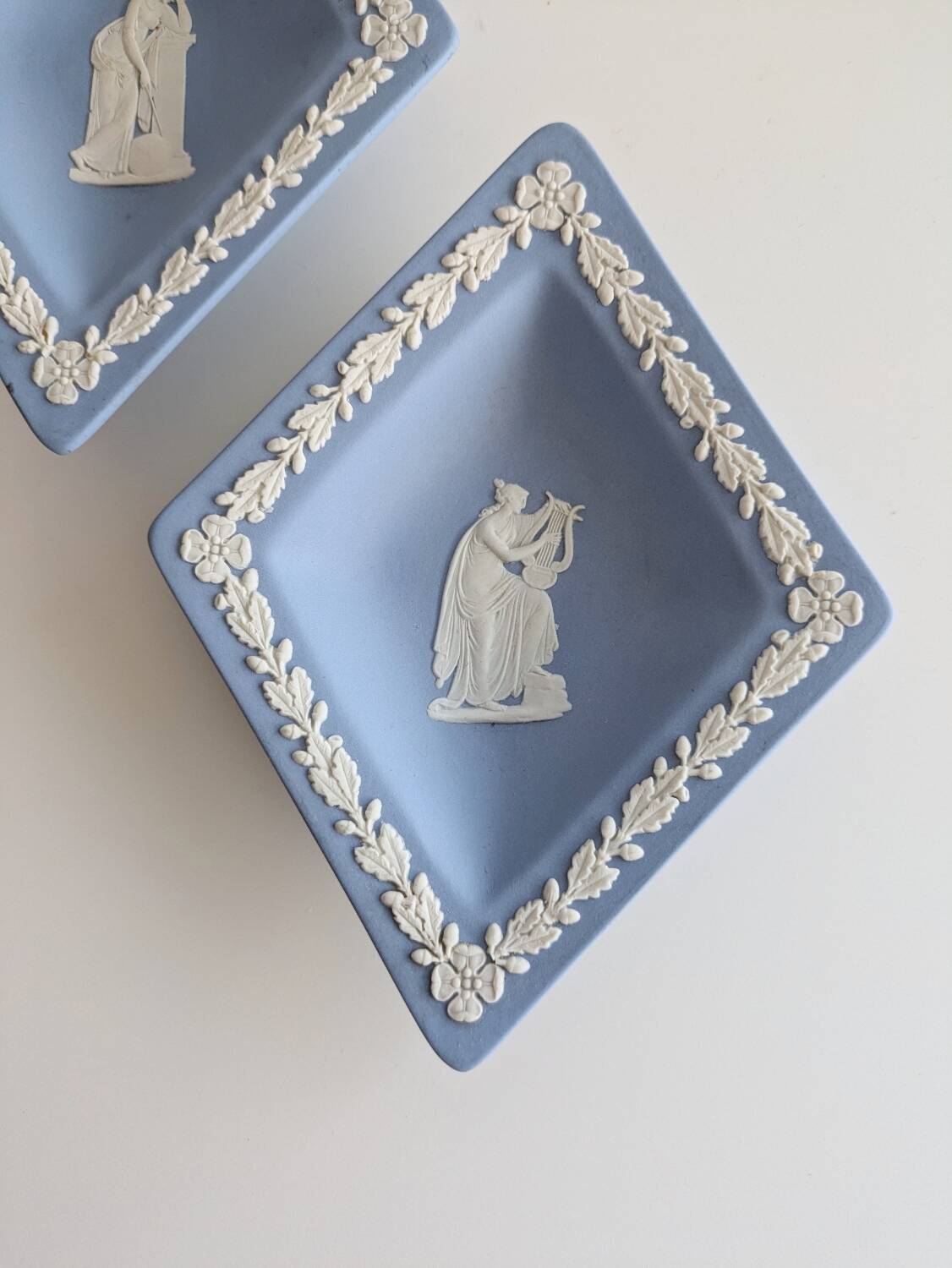 Lot of 2 Wedgwood 1955 pocket emptiers. In very good condition.