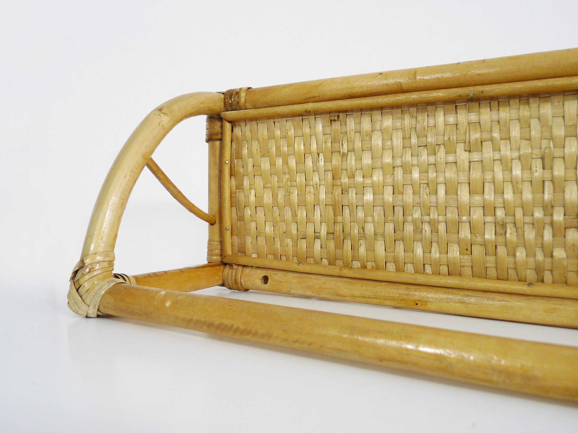 4-patère wall door and shelf. Vintage rattan coat hanger. Year 60
