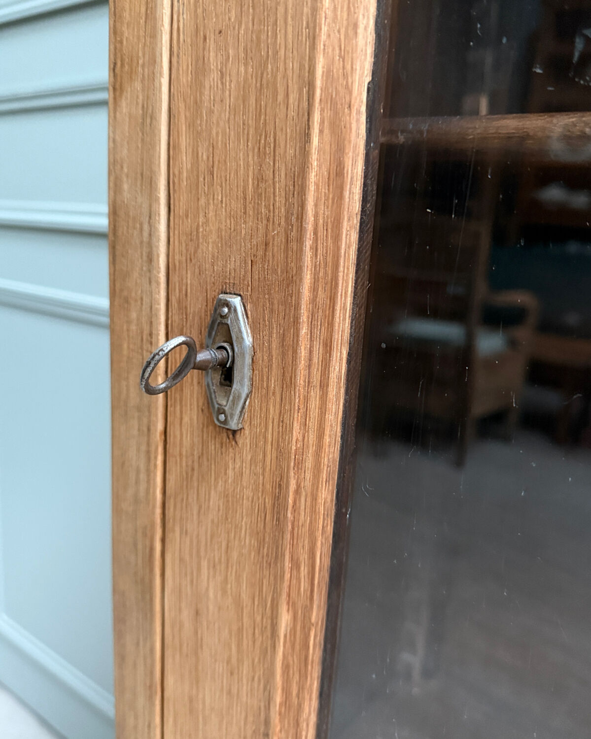 Small Parisian Art Deco showcase