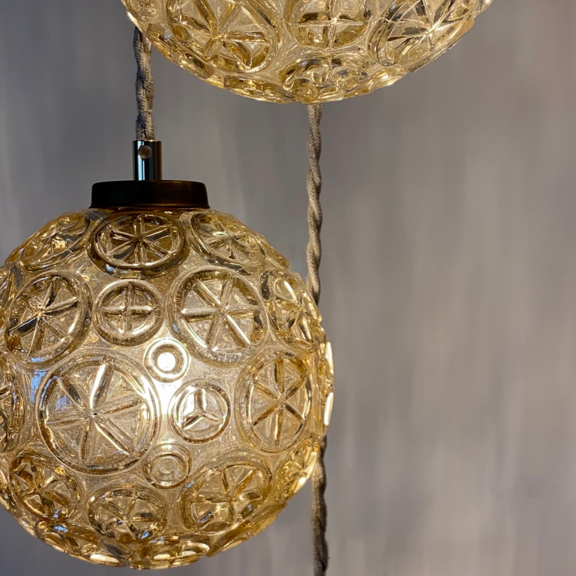 Suspension cascade trois feux globes vintage en verre ambré