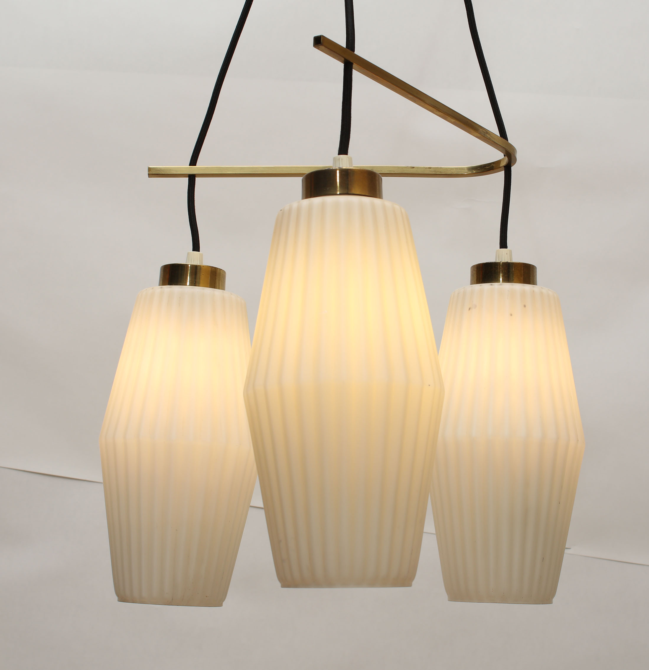 1950s Italian triangle lamp in brass and opalglass