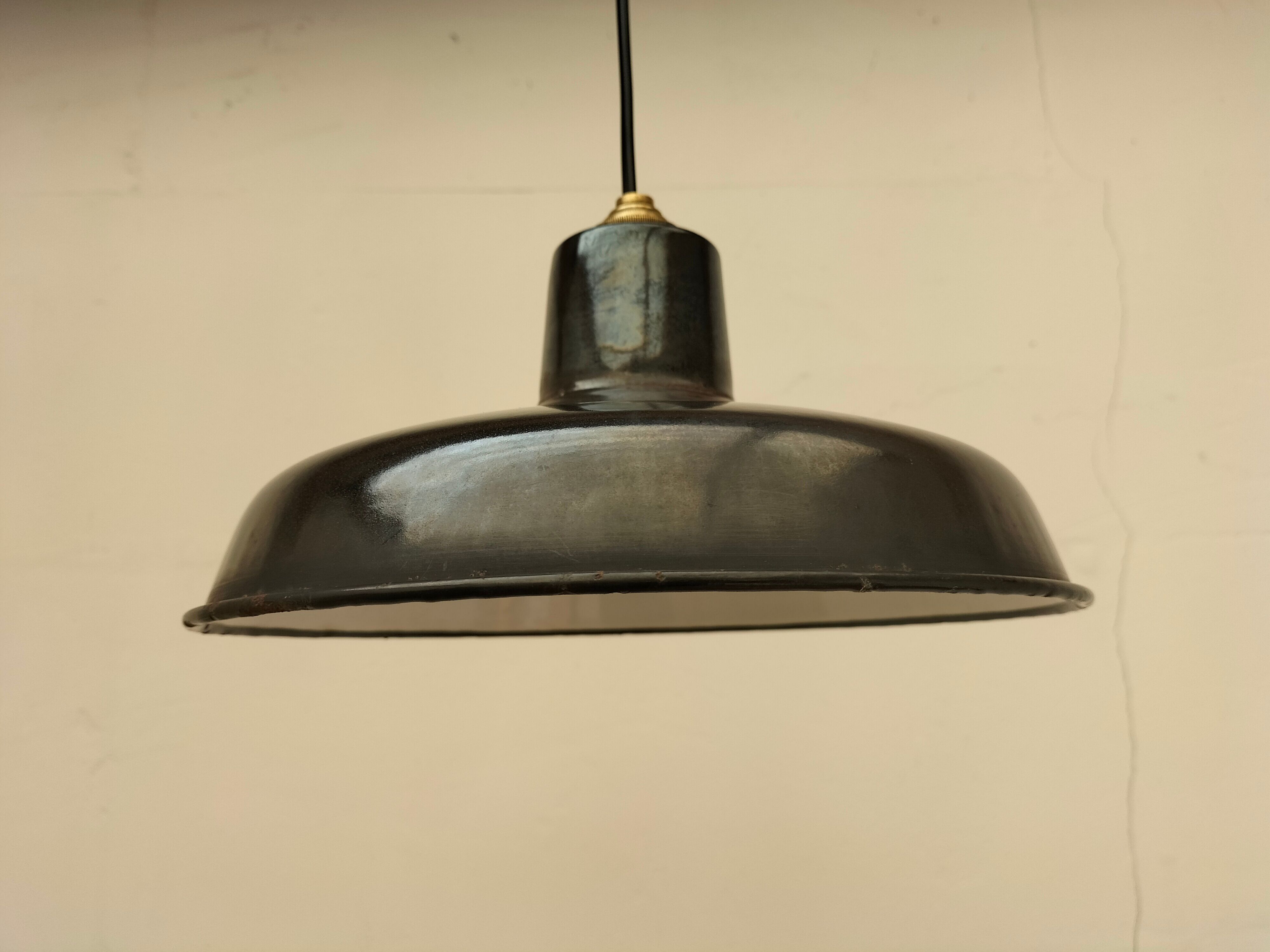 Industrial lamp in enamelled sheet metal