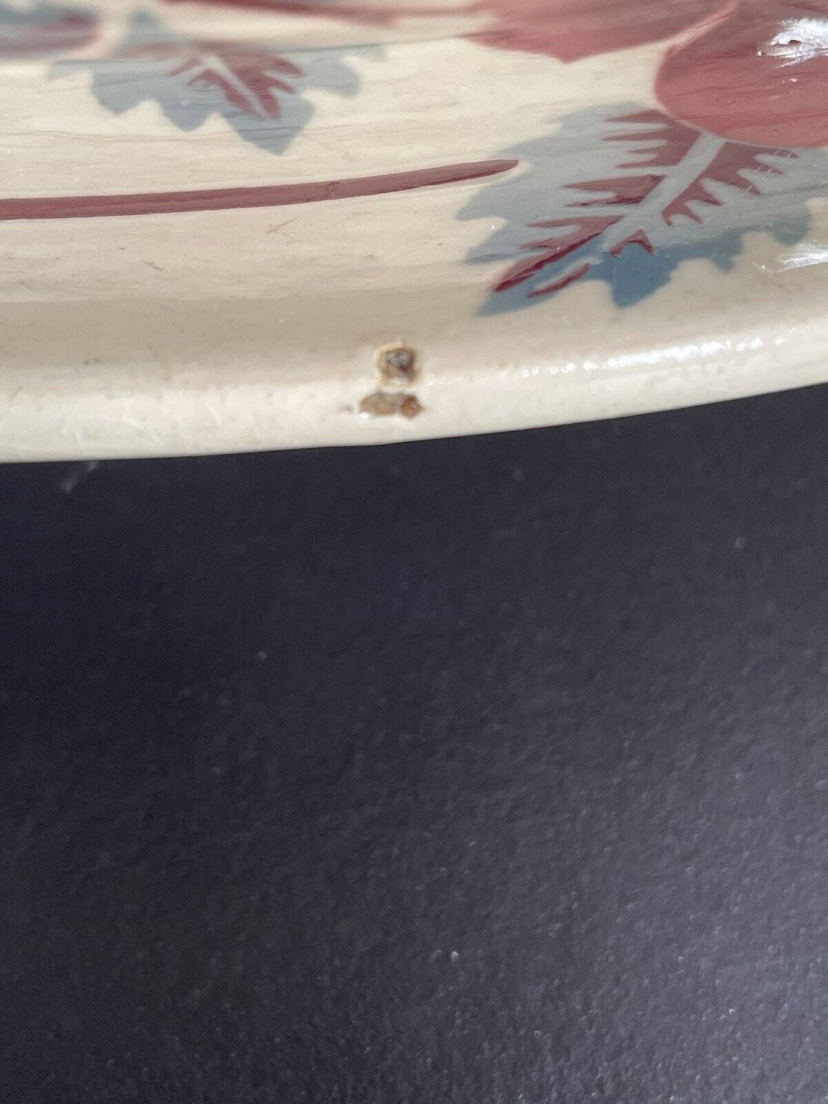 Oval plate Moulin des Loups in blue and red ceramic with a floral design.