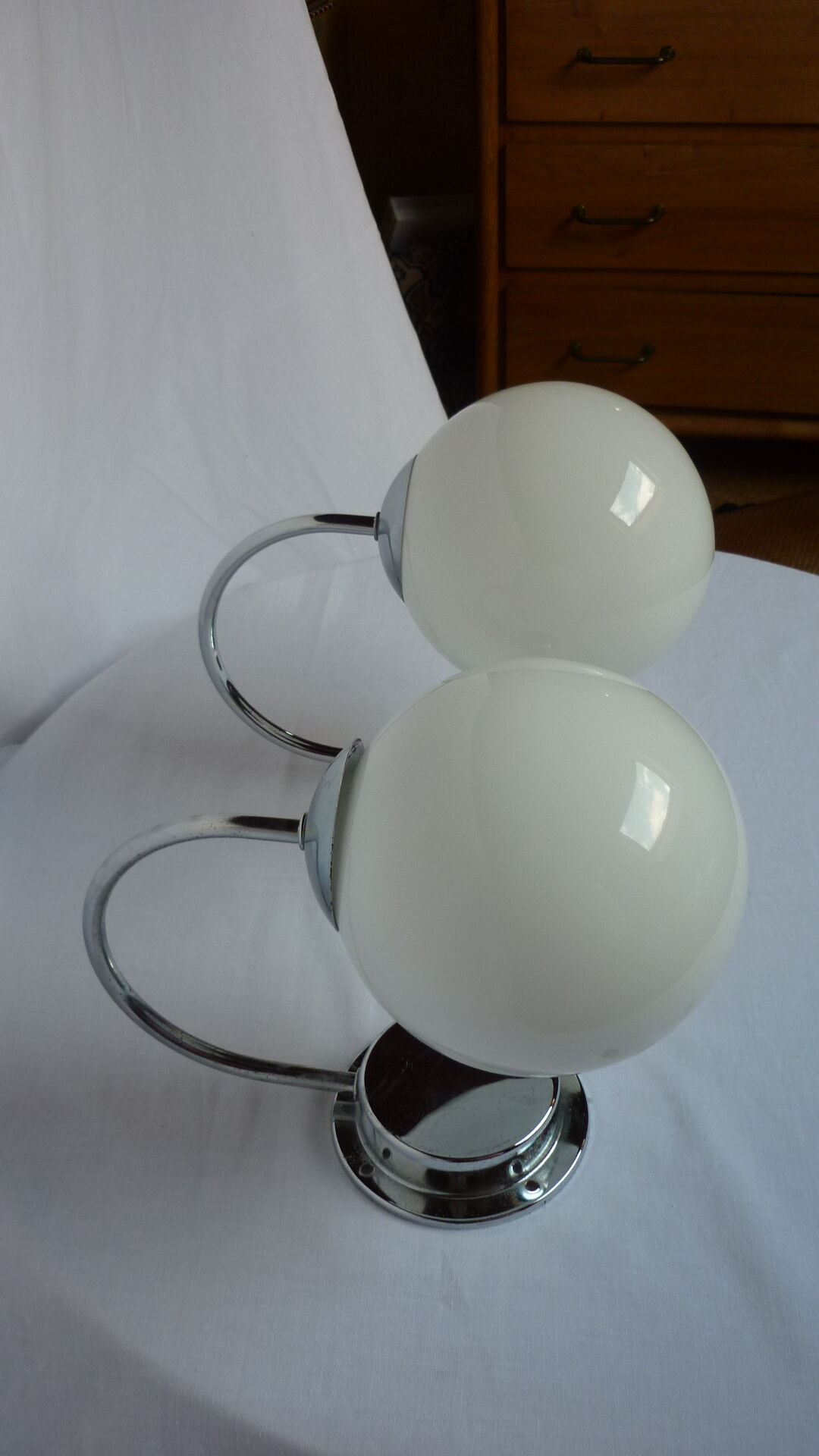 Paire d'appliques boule opaline blanche