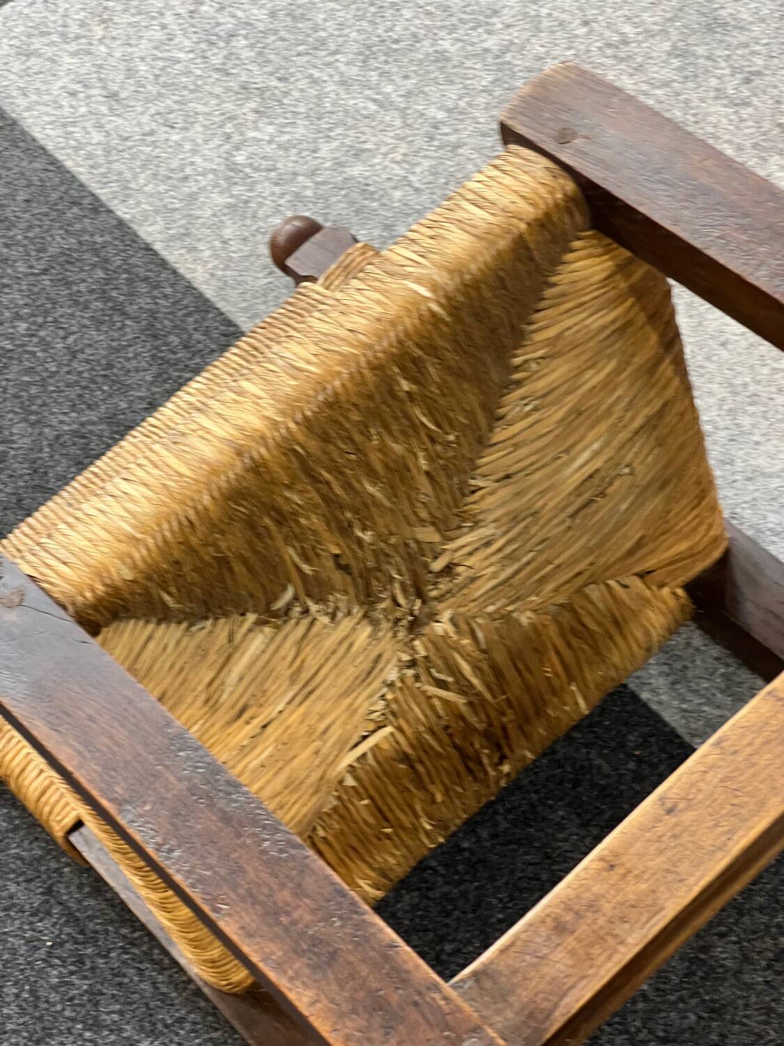 4 brutalist chairs in straw and wood