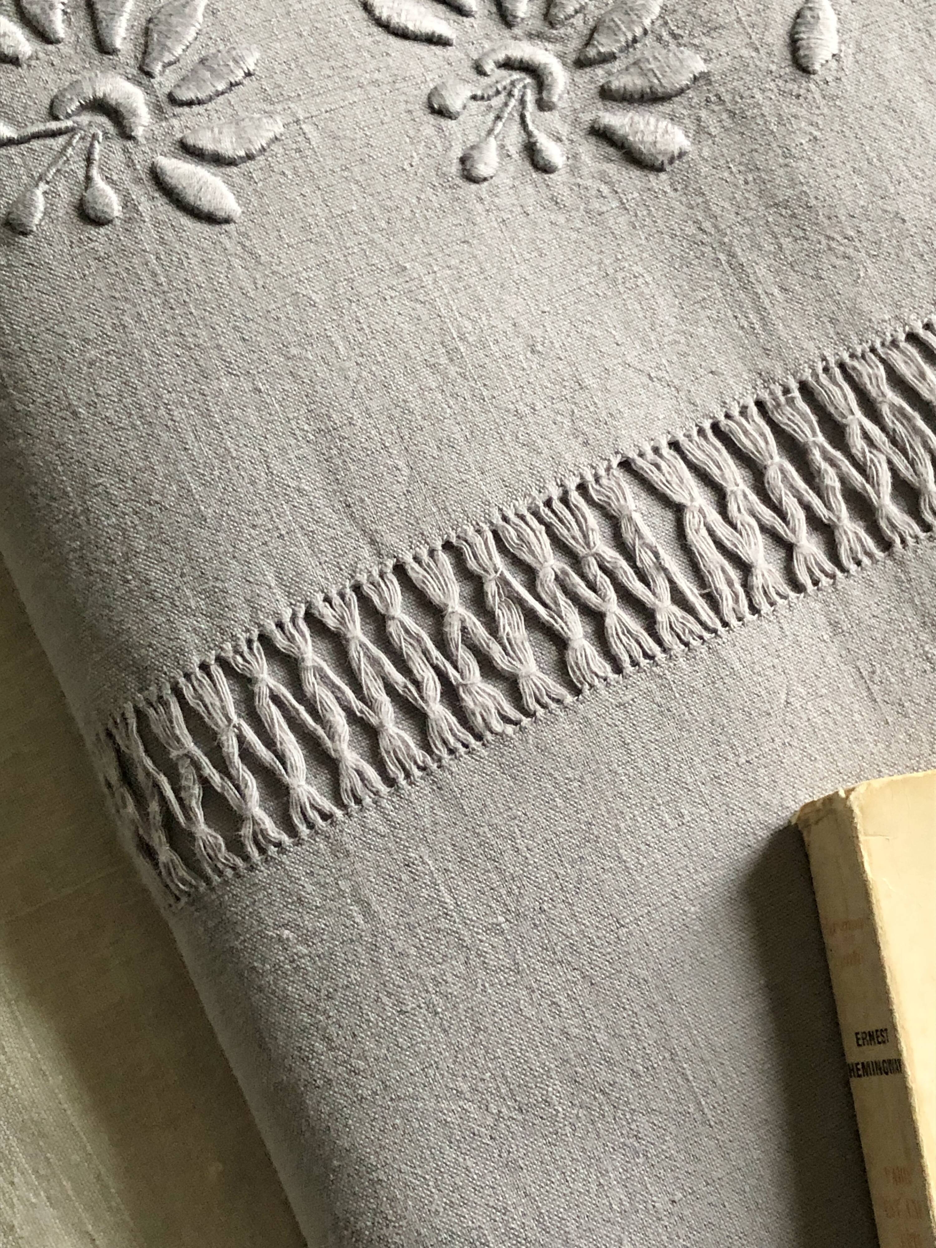 Drap ancien en lin et coton teinté en gris tourterelle