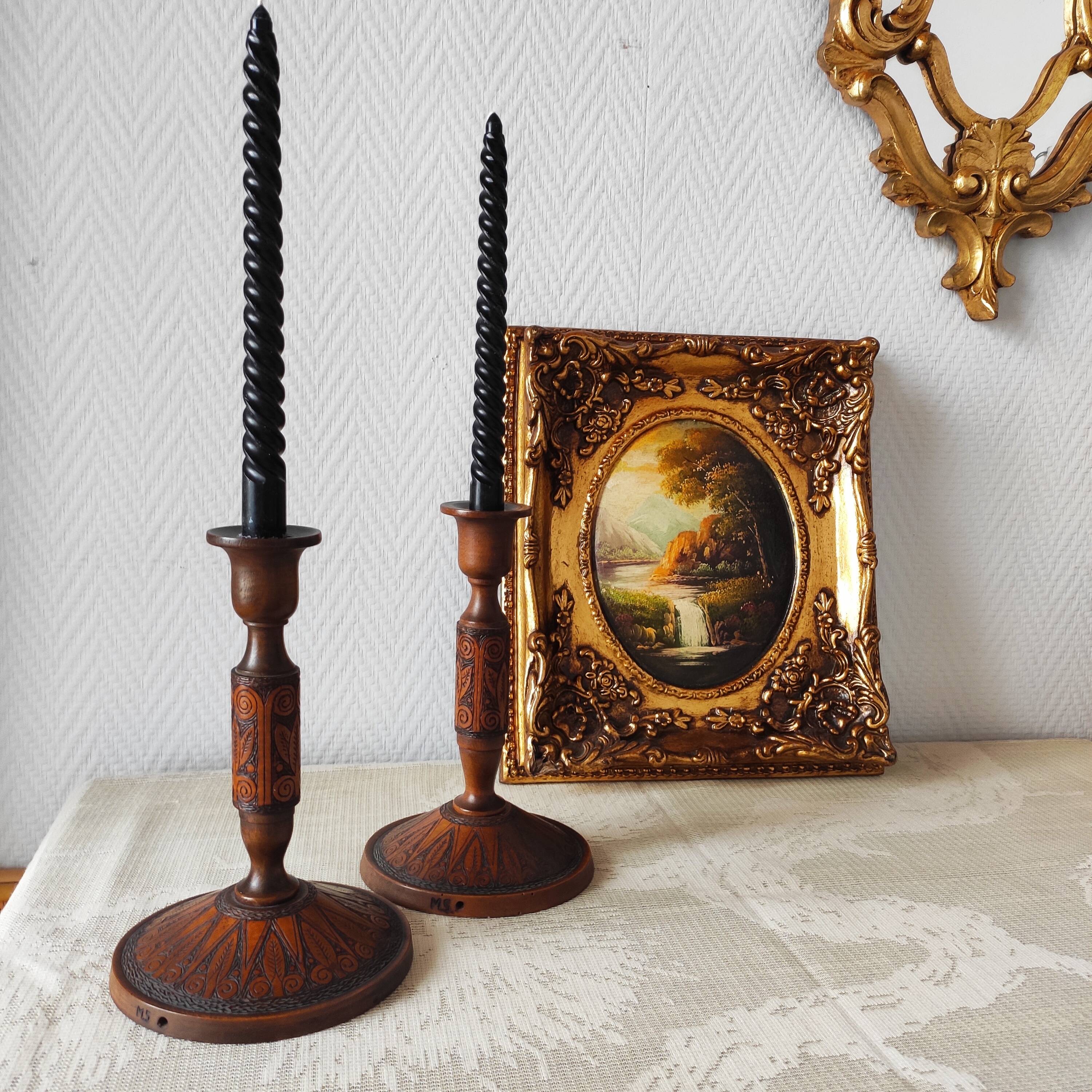 Paire de bougeoirs en bois sculpté