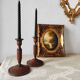 Paire de bougeoirs en bois sculpté