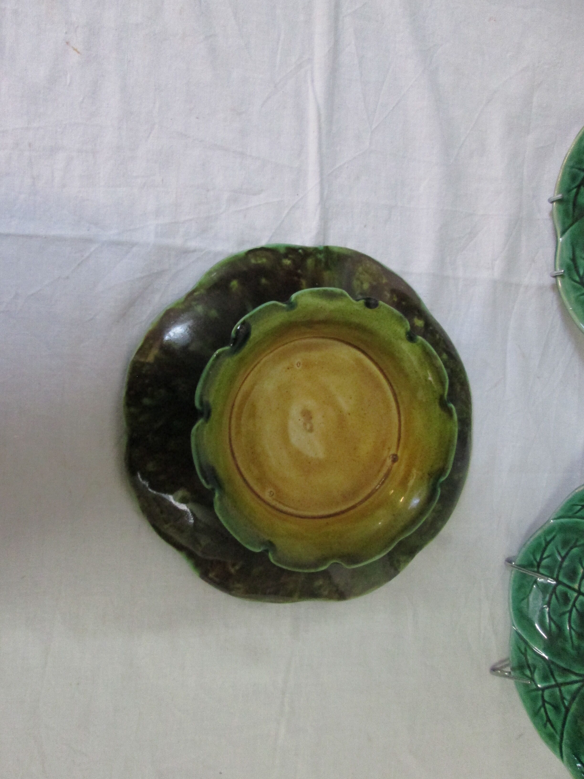 Plat et 2 assiettes en barbotine
