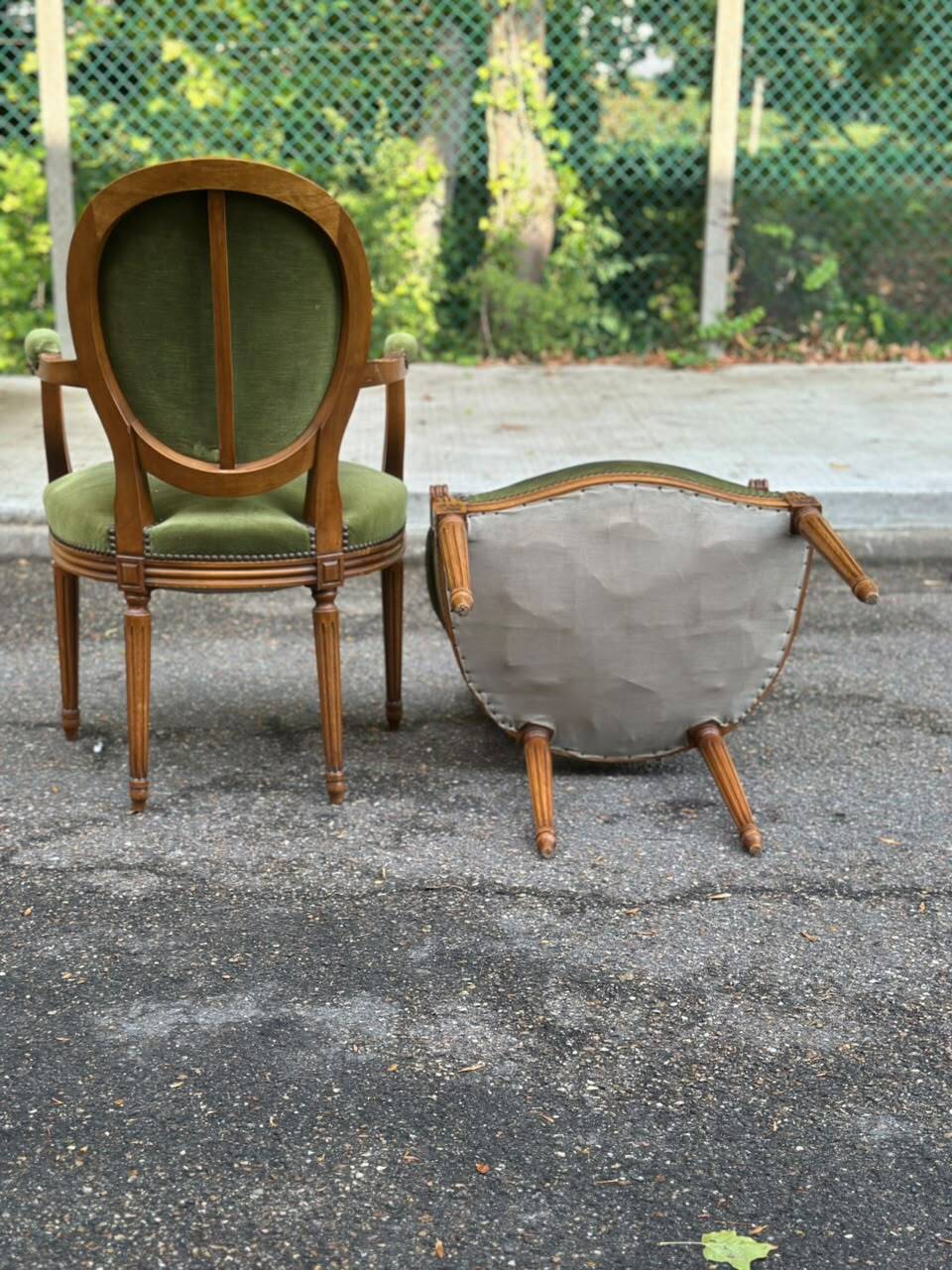 Set of 8 Louis XVI medallion chairs and armchairs in green velvet, 1950.