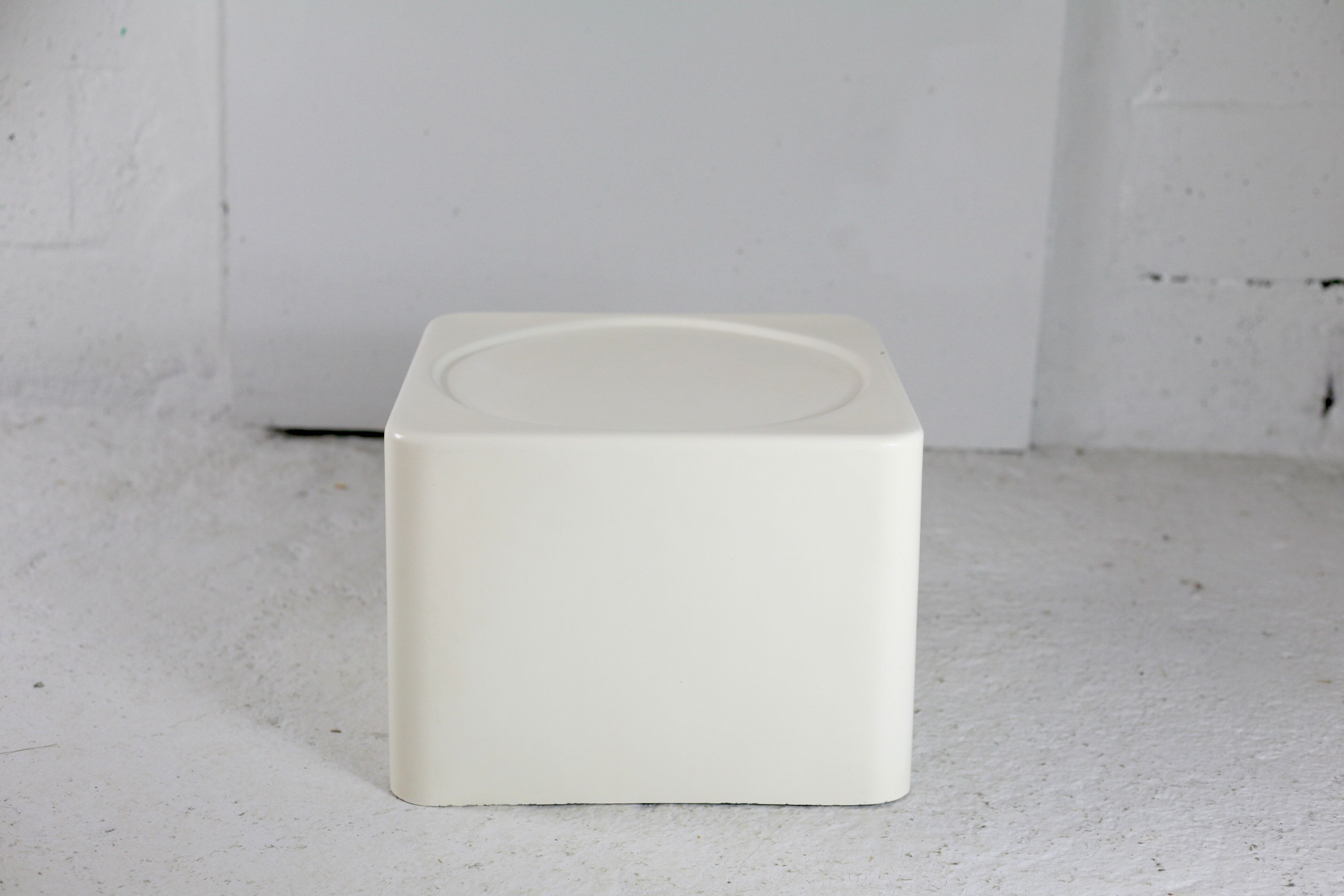 Coffee table "space age" fiberglass, white laquered, circa 1970