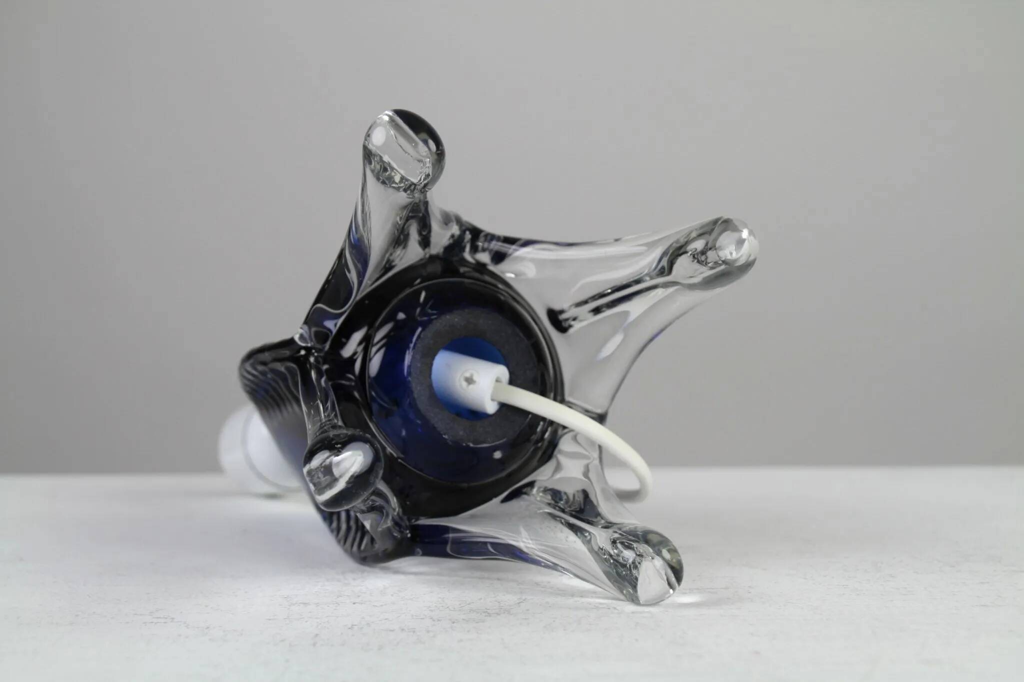 Lampe de table en verre art bleu et cristal — Suède, vers 1955-1965