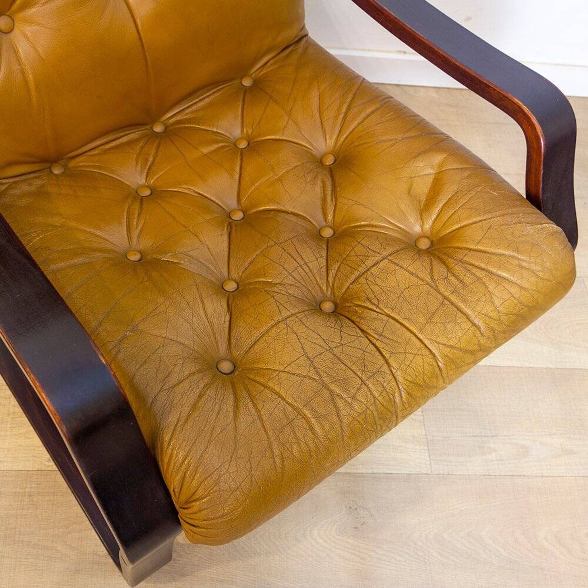 Fauteuil danois en cuir coloré, années 1970