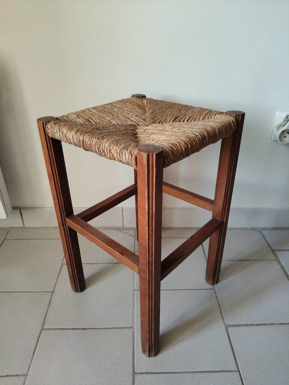 Antique campaign stool in solid wood with a straw seat.