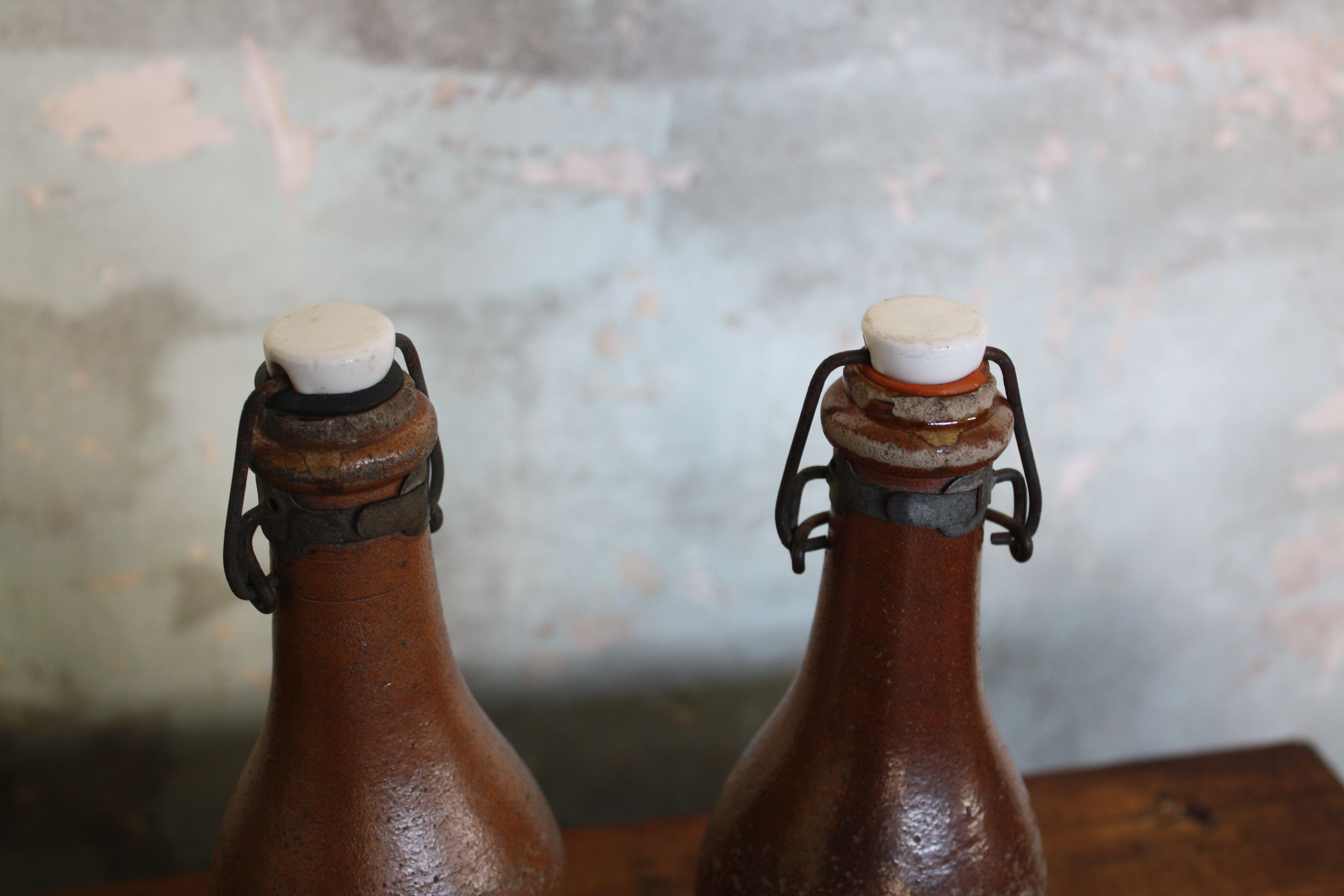 Set of 2 sandstone bottles with ceramic capsule