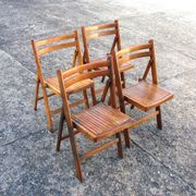 Un ensemble de 4 chaises pliantes en bois vintage, années 1970.