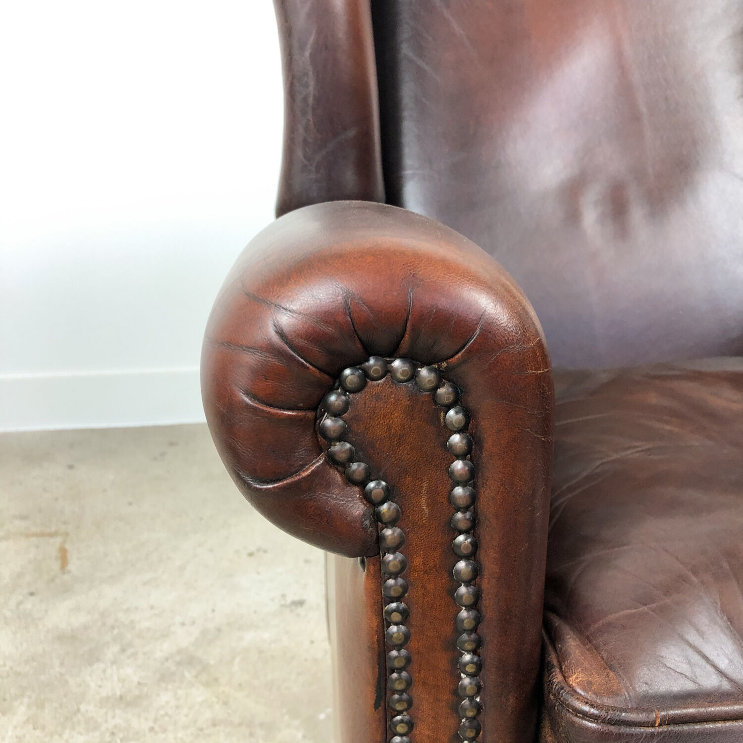 Paire de fauteuils à ailes en cuir de mouton brun foncé vintage