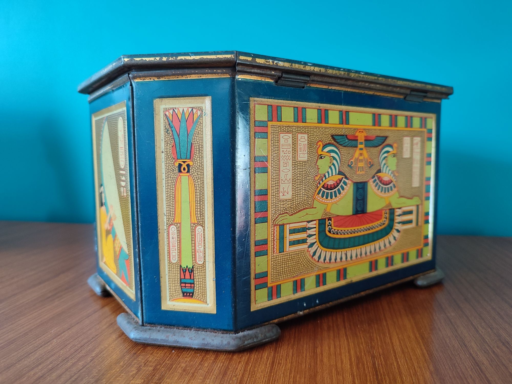 Ancient jewelry box in lithographed sheet metal Cléopâtre Egypt