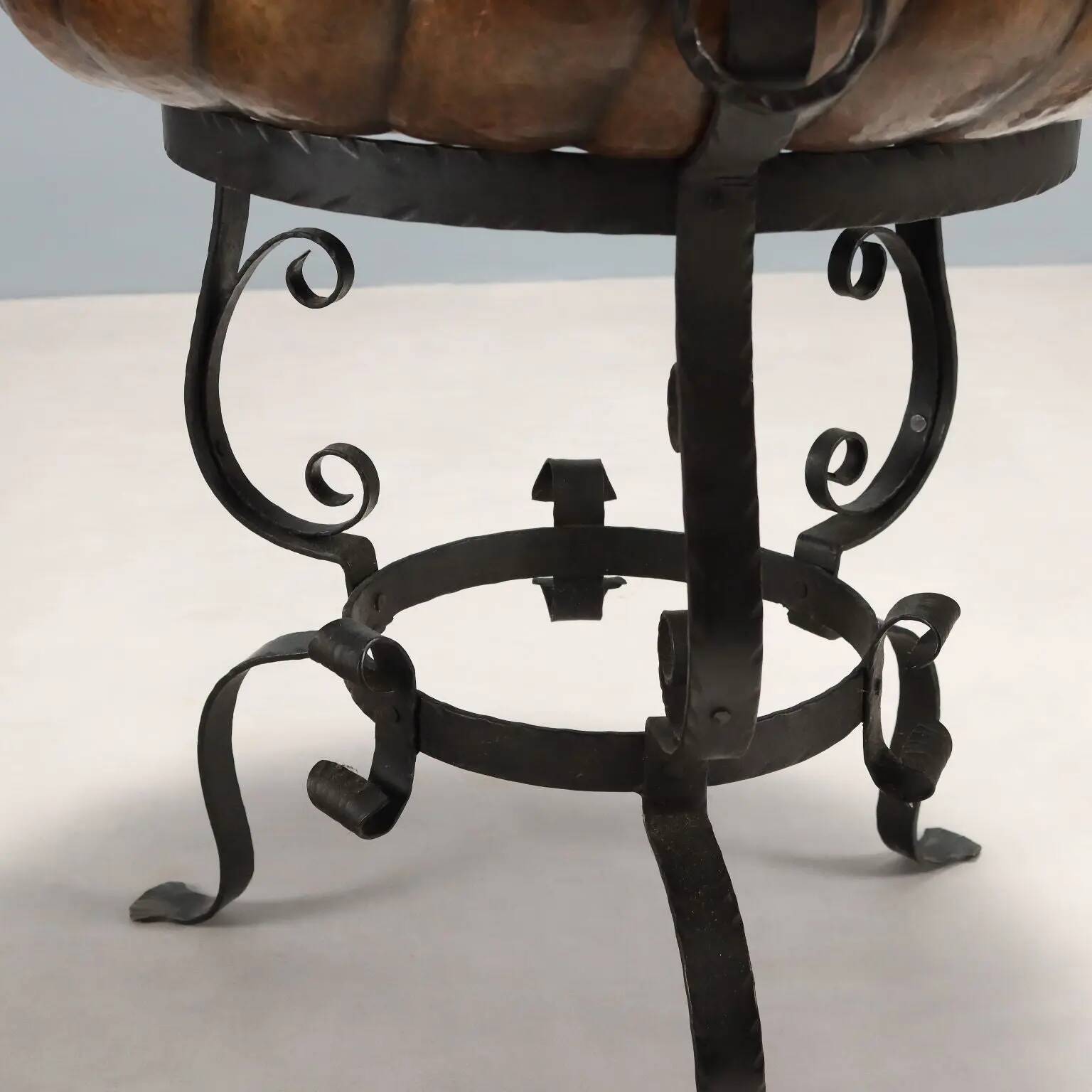 Jardinière tripode ancienne en fer forgé et cuivre, Italie, XXe siècle