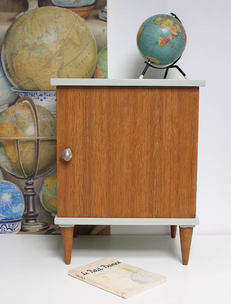 Bedside table with 1 door and 1 internal drawer.