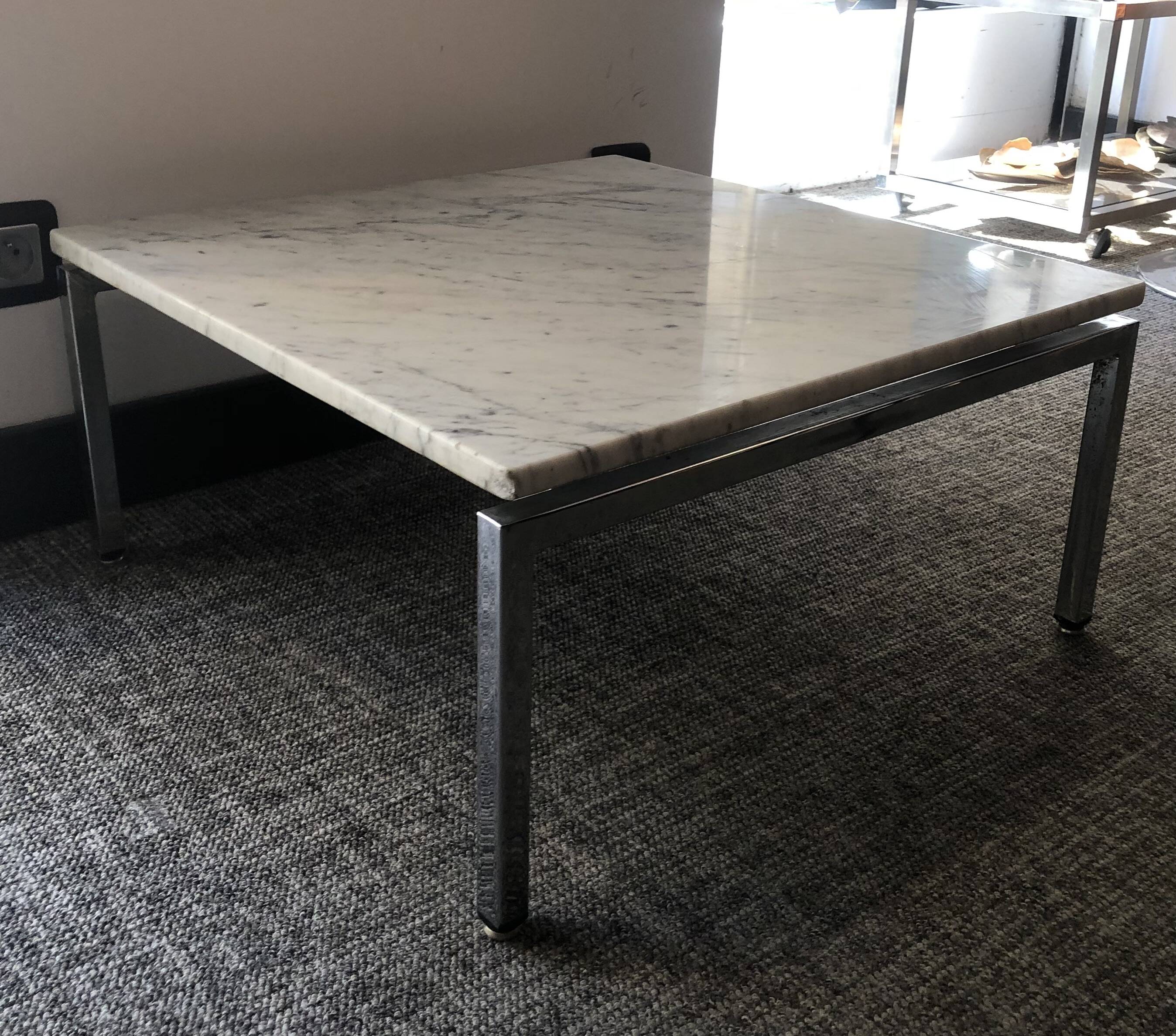 Table basse en marbre et chrome
