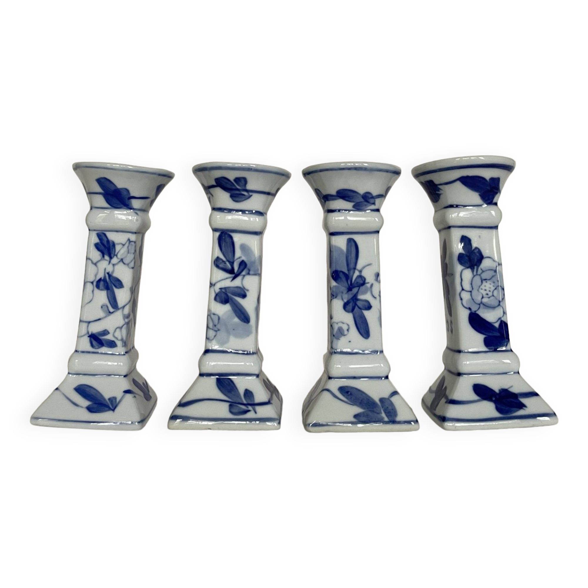 Set of 4 ceramic candle holders in white blue floral pattern