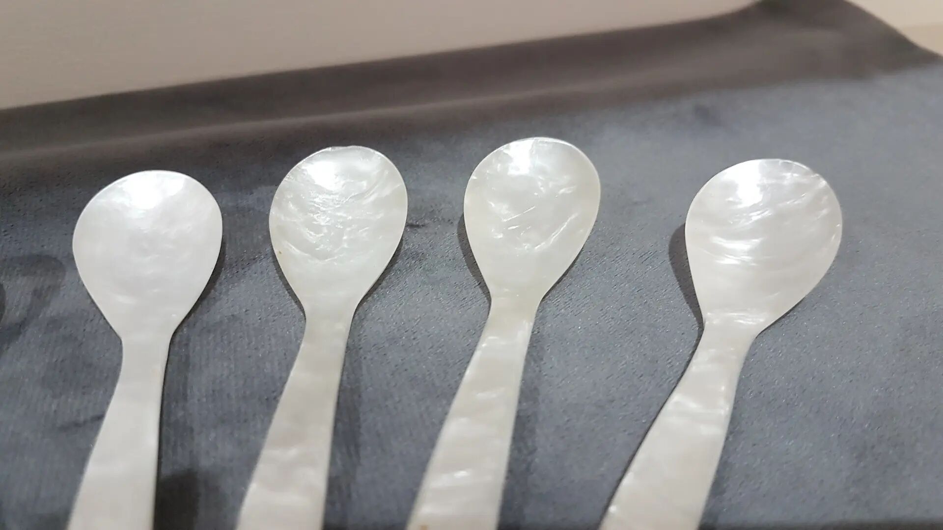 Ensemble de six cuillères à caviar, nacre blanche, Thaïlande, années 1980.