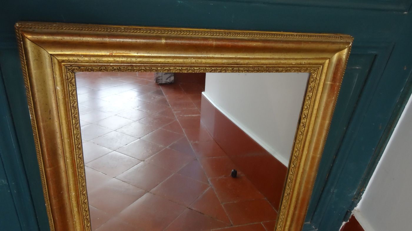 Empire period mirror, early nineteenth in gilded stucco wood H 72 cm