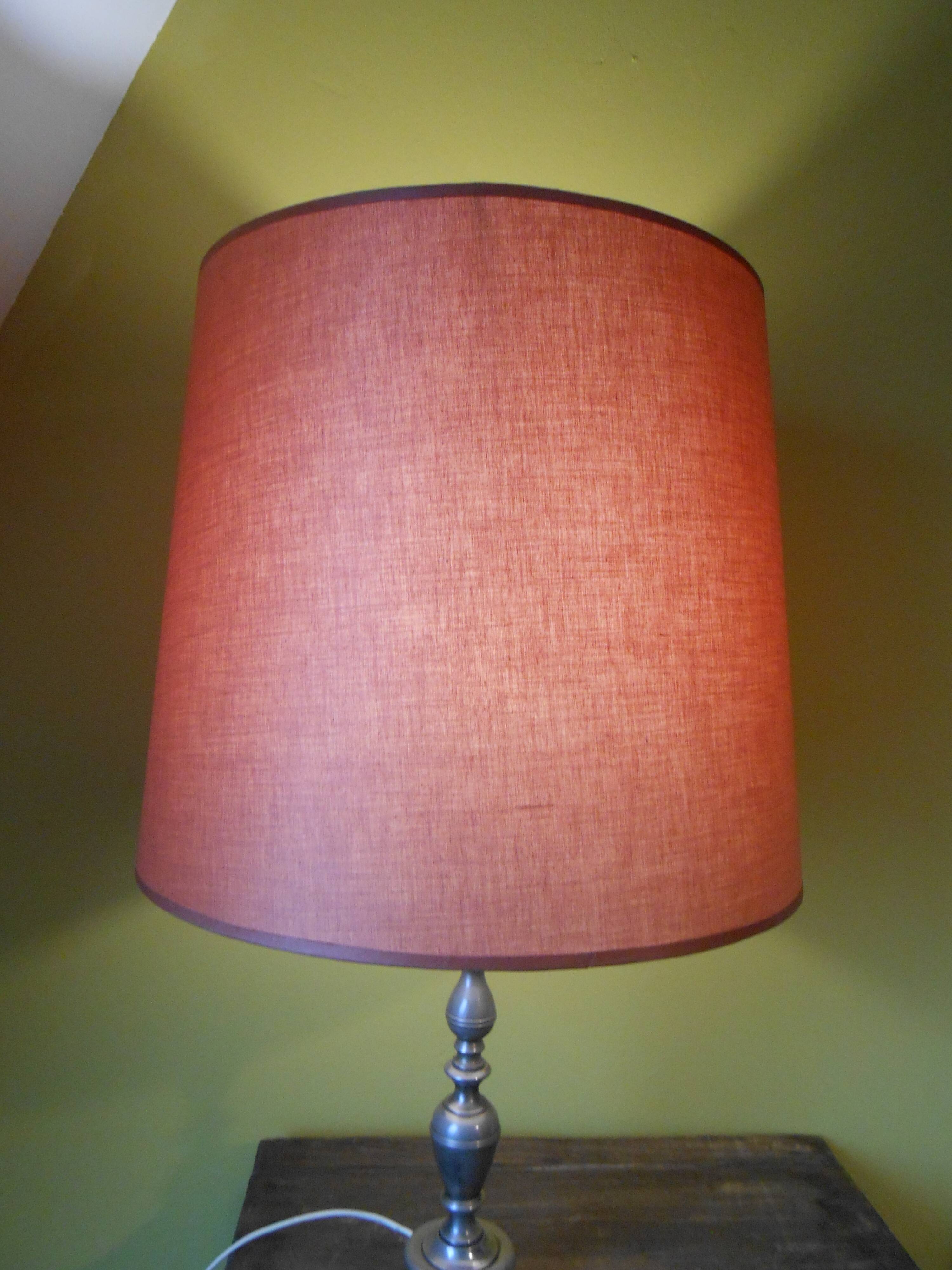 Lampe avec pied en métal torsadé