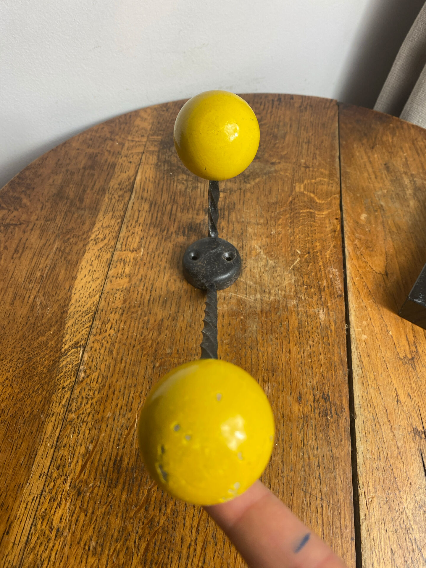 Patére en fer forgé torsadé et boules en bois