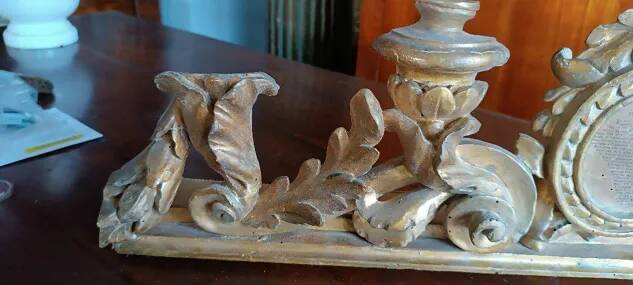 Ancient altar candlestick with cartagloria in gilded wood from the 18th century