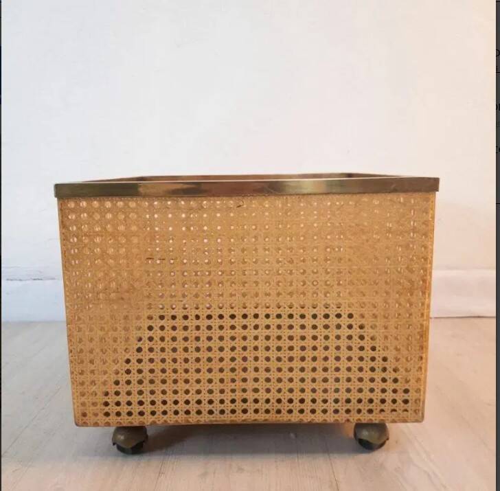 Meuble de rangement vintage à roulettes en lucite, paille de vienne et laiton
