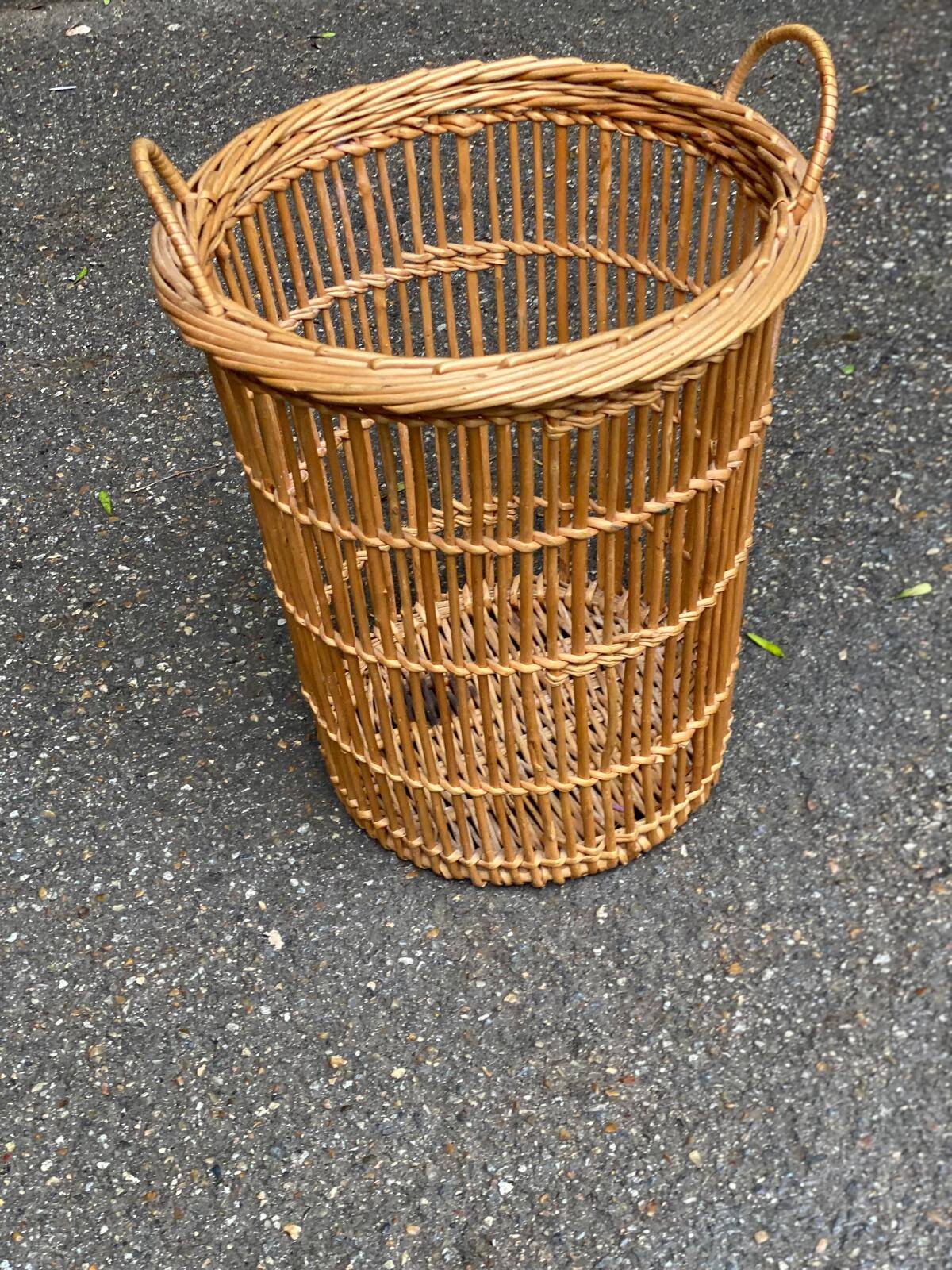 Round wicker and rattan basket with handle