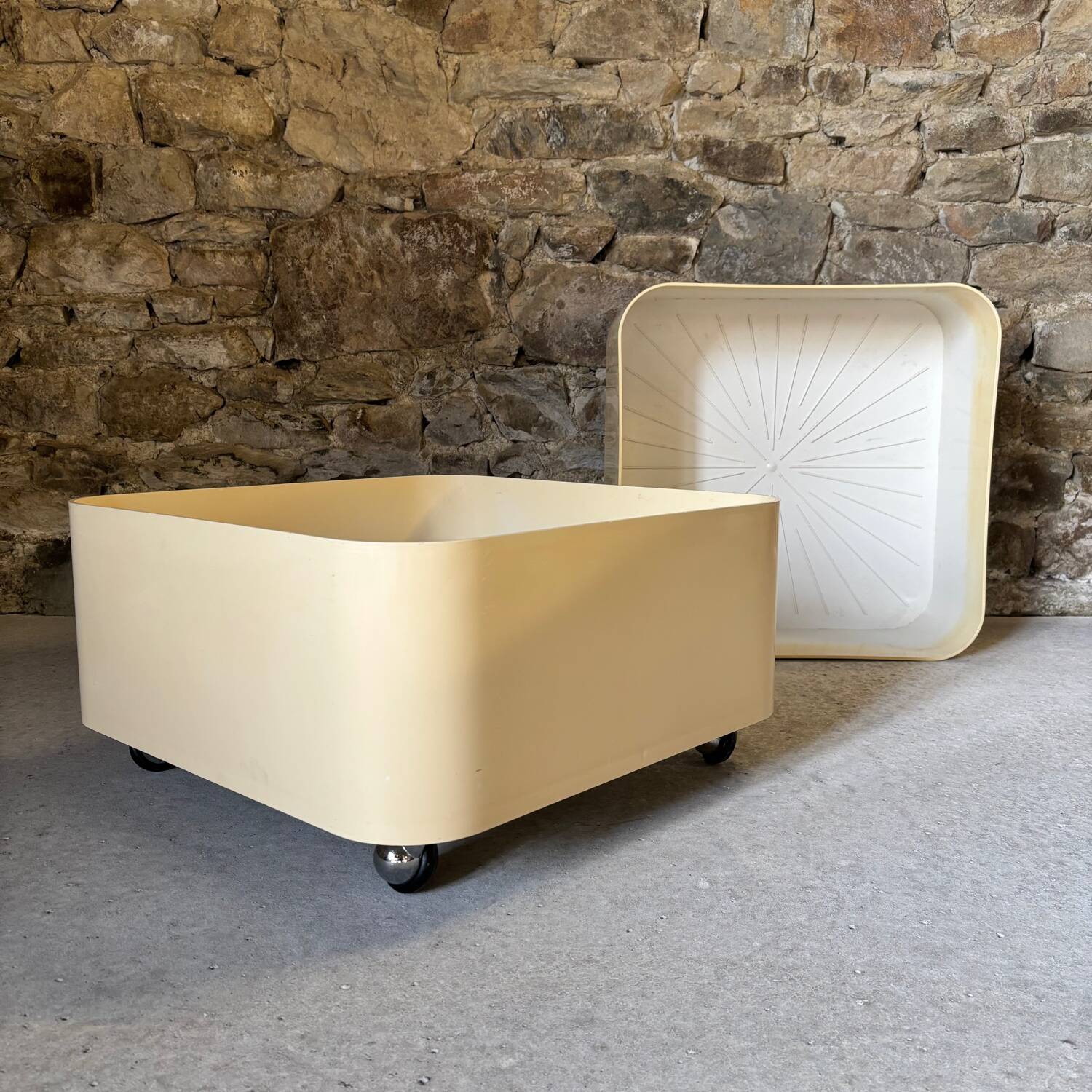Pair of planters on wheels model 4682 by Anna Castelli for Kartell