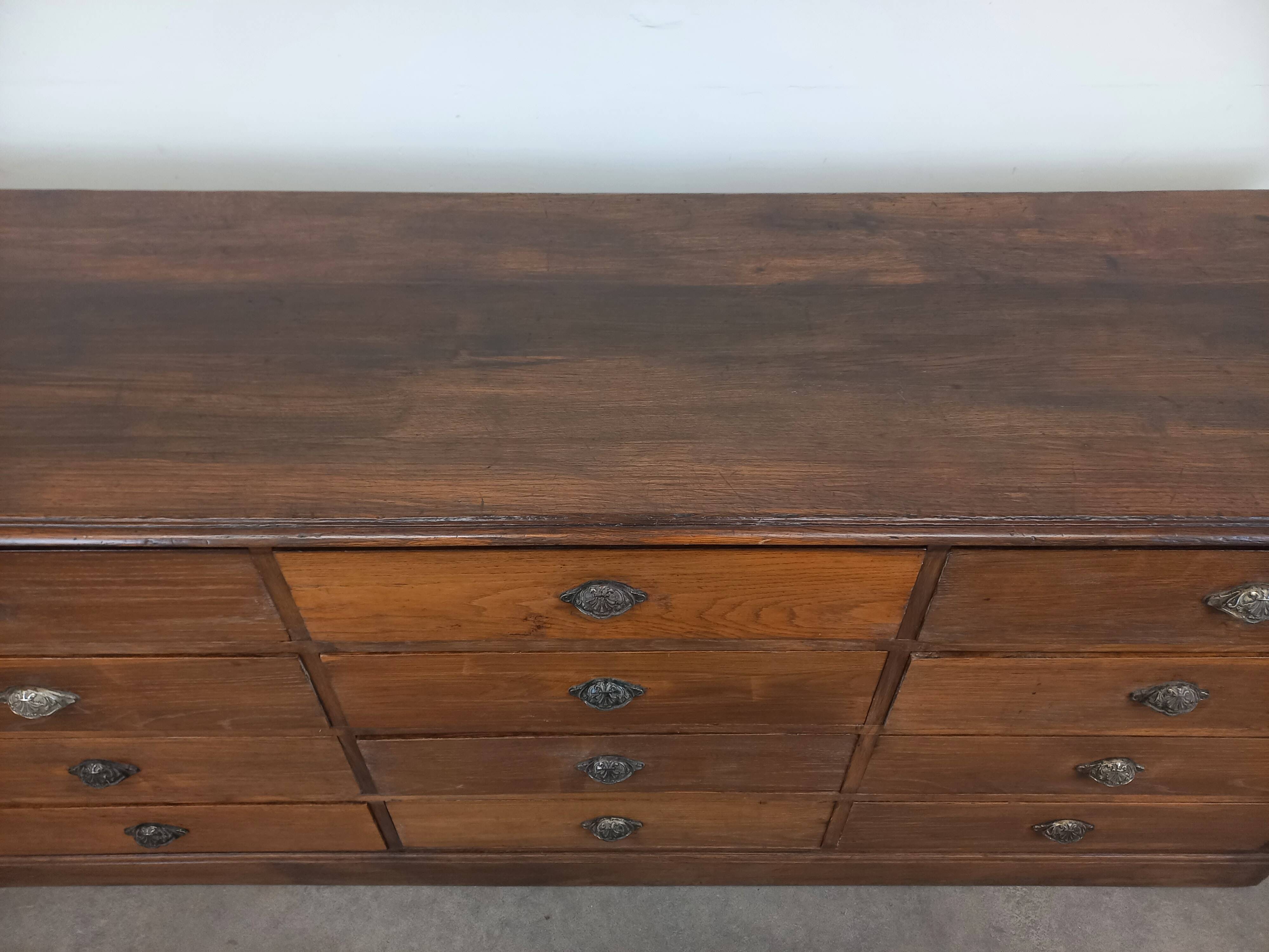 Banque de magasin à tiroirs en chêne