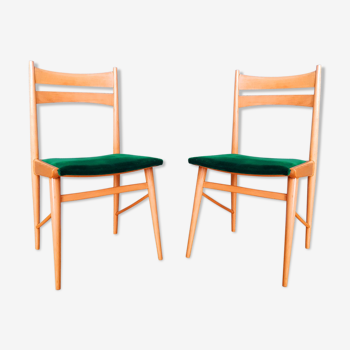 Paire de chaises en bois de hêtre et velours vert des années 60