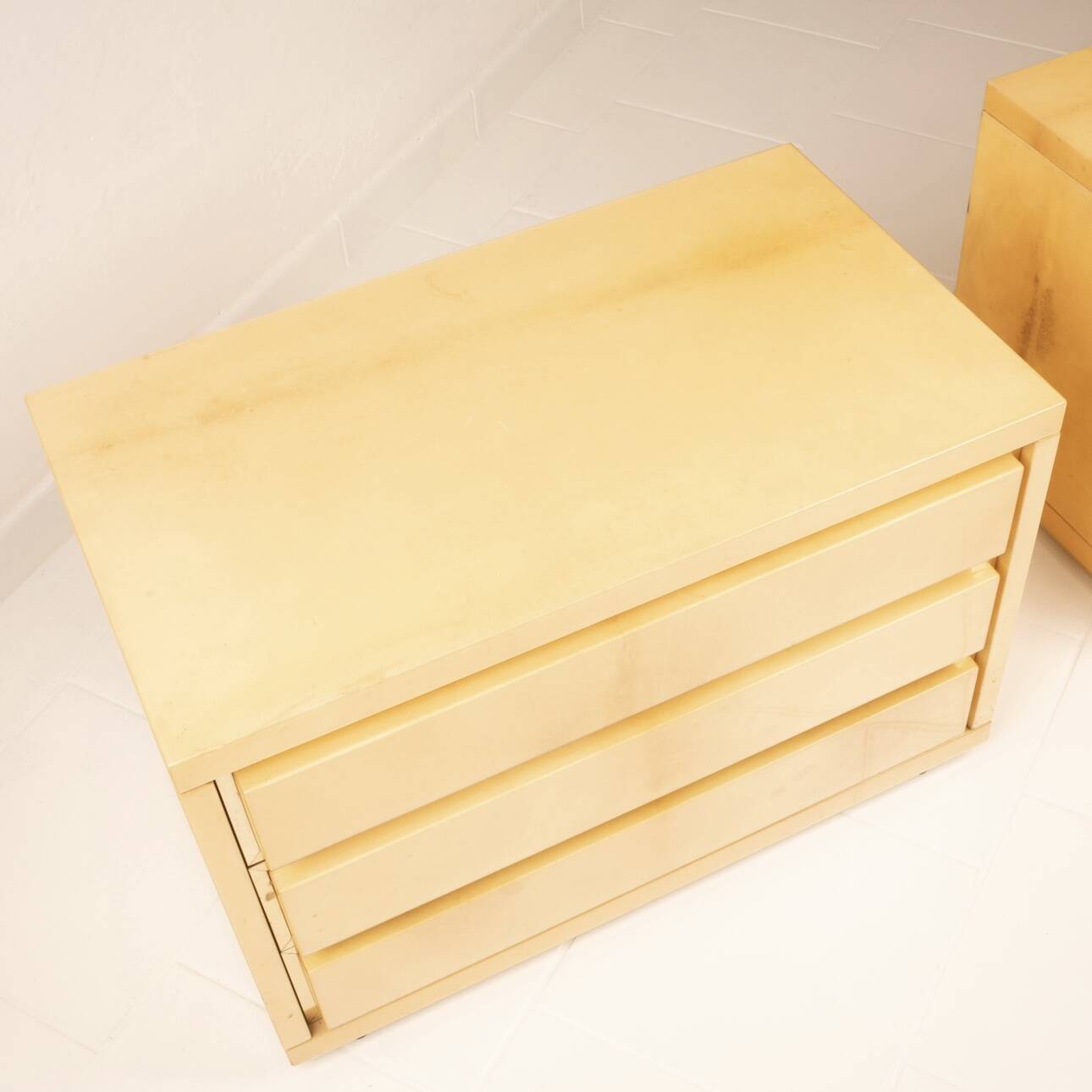 Paire de tables de nuit vintage en parchemin par Aldo Tura, années 1960.