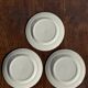 Lot de 3 petites assiettes à dessert frise de fleurs bleues pas de marque